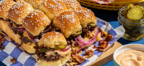 Pequeñas hamburguesas con queso y tocino